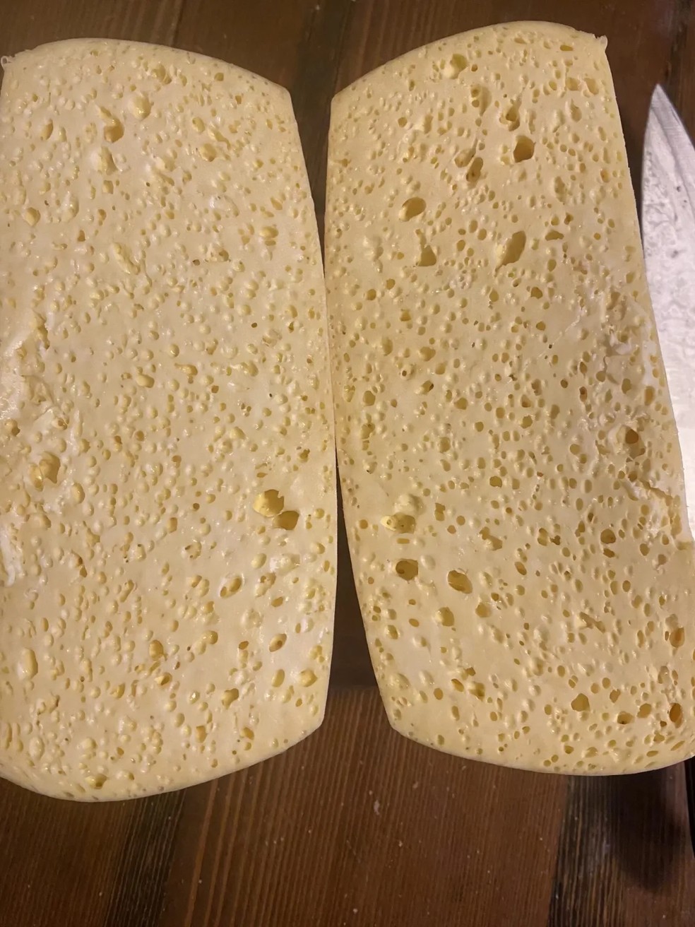 Furos muito pequenos e irregulares, como o dafoto, indicam que o queijo foi contaminado, segundo professora da UEPG — Foto: Reprodução/Cheese From Scratc