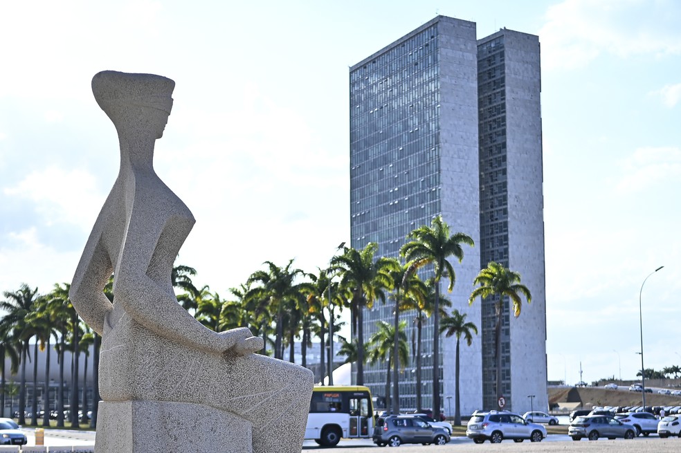 A estátua 'A Justiça', em frente ao prédio do STF e ao fundo Prédio do Congresso Nacional. — Foto: TON MOLINA/FOTOARENA/ESTADÃO CONTEÚDO