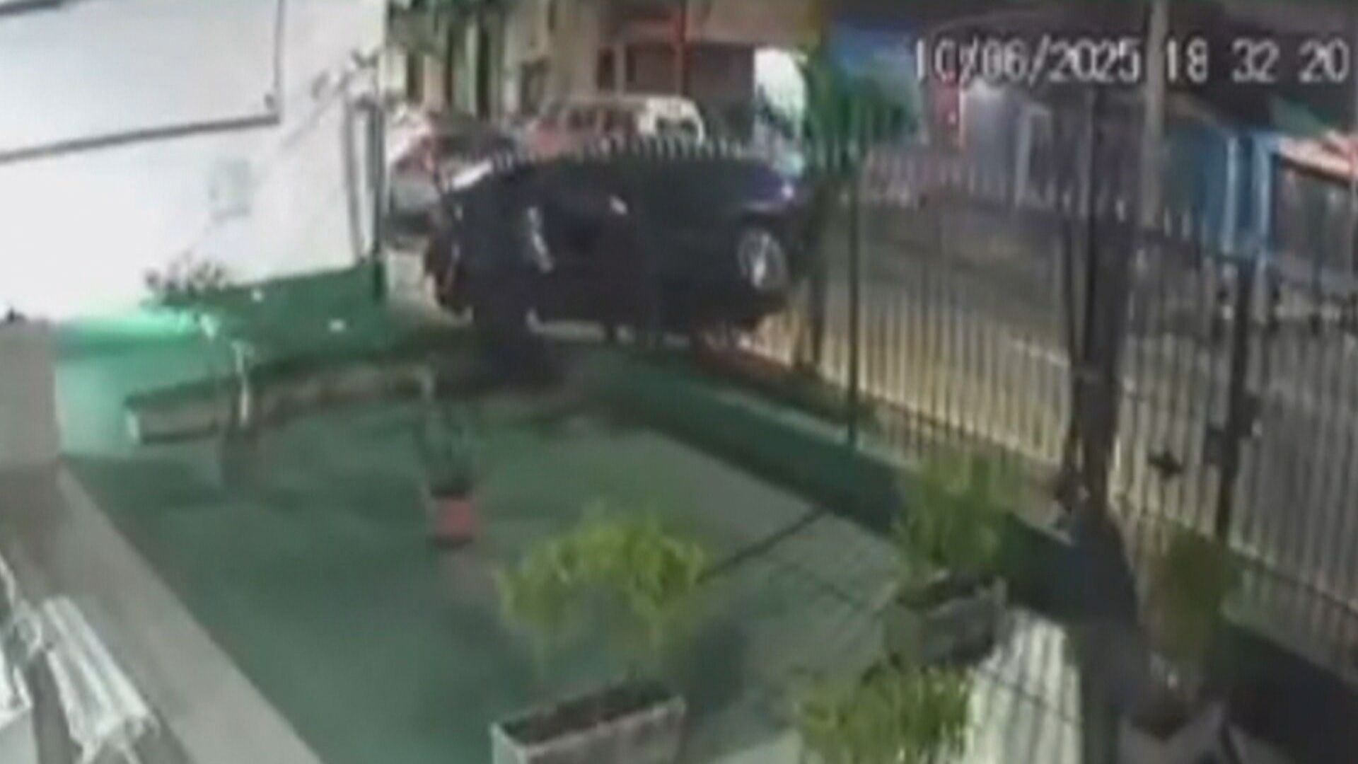 VÍDEO: motorista reage a assalto, joga veículo contra bandido e chega a derrubar grade