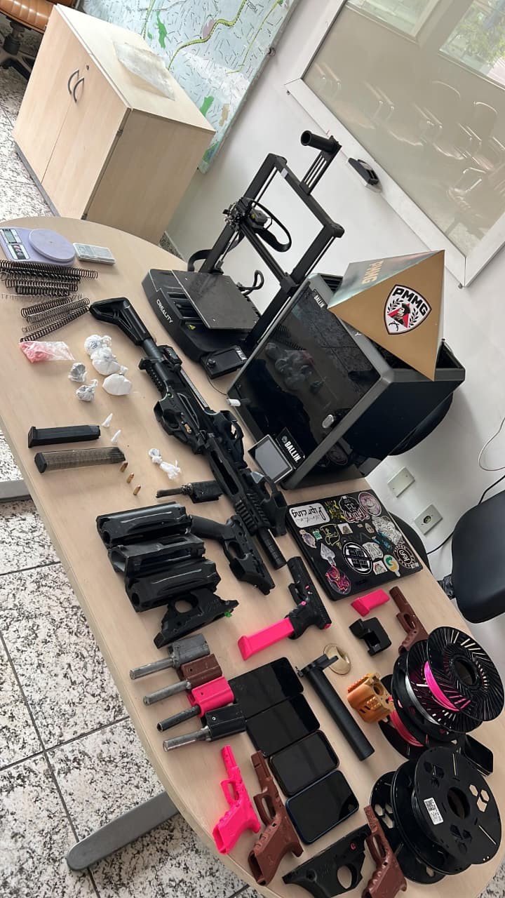 Polícia descobre fábrica clandestina de armas 3D em BH durante operação; quatro homens foram presos