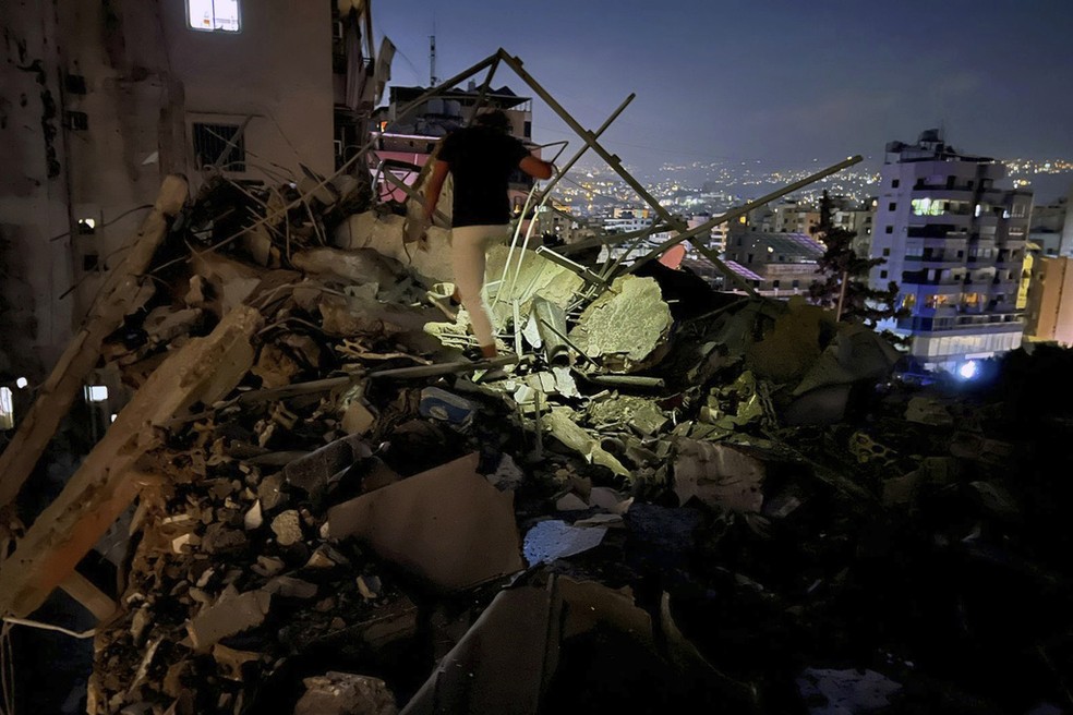 Escombros são vistos em subúrbio de Beirute após ataque israelense mirando líder do Hezbollah, em 30 de julho de 2024. — Foto: Hussein Malla/ AP