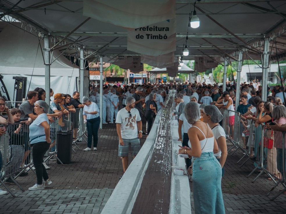 Cidade de SC faz barra de chocolate de 90 metros para celebrar aniversário — Foto: Prefeitura de Timbó/Divulgação