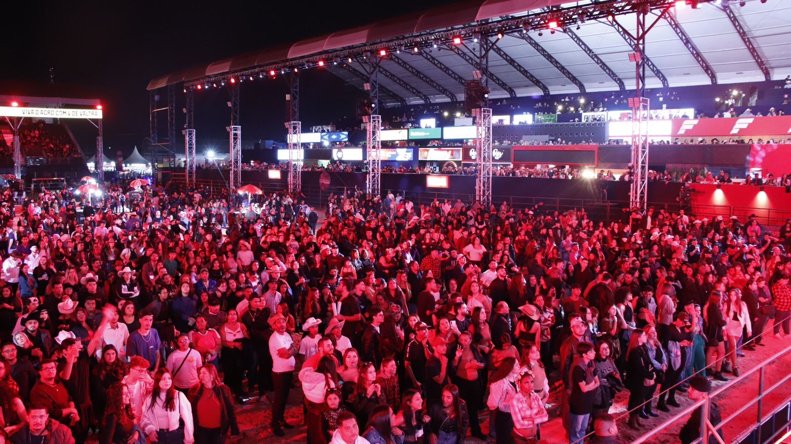 Country Bulls começa com arena lotada, shows animados e solidariedade em Rio Preto; 2ª noite tem Zé Neto & Cristiano