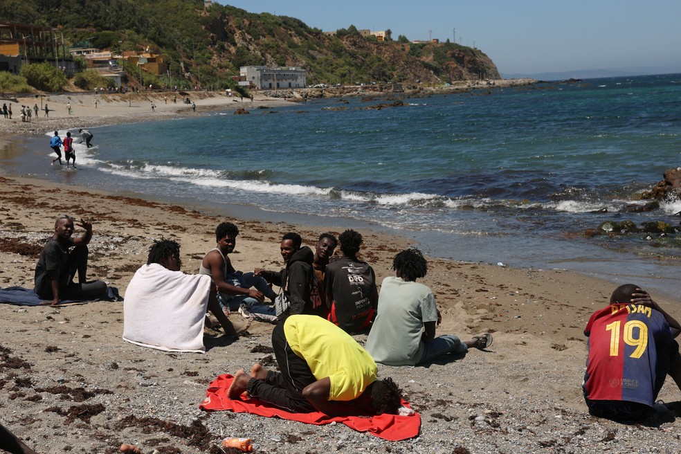 Imigrantes em praia de Ceuta — Foto: REUTERS/Violeta Santos Moura