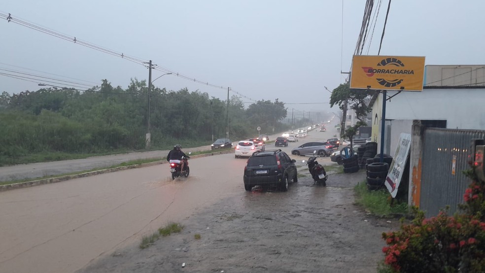 Avenida Olavo Montenegro, em Parnamirim, alagada na manhã desta sexta-feira (24) — Foto: Thiago César/Inter TV Cabugi