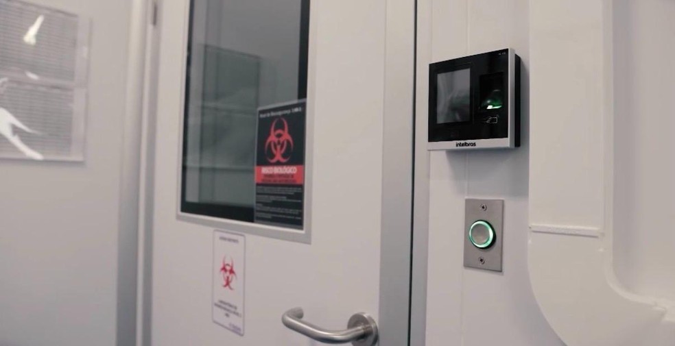 Laboratórios de nível de biossegurança alto são controlados por digitais ou identificação facial, por exemplo — Foto: Reprodução/Paulo Sanches