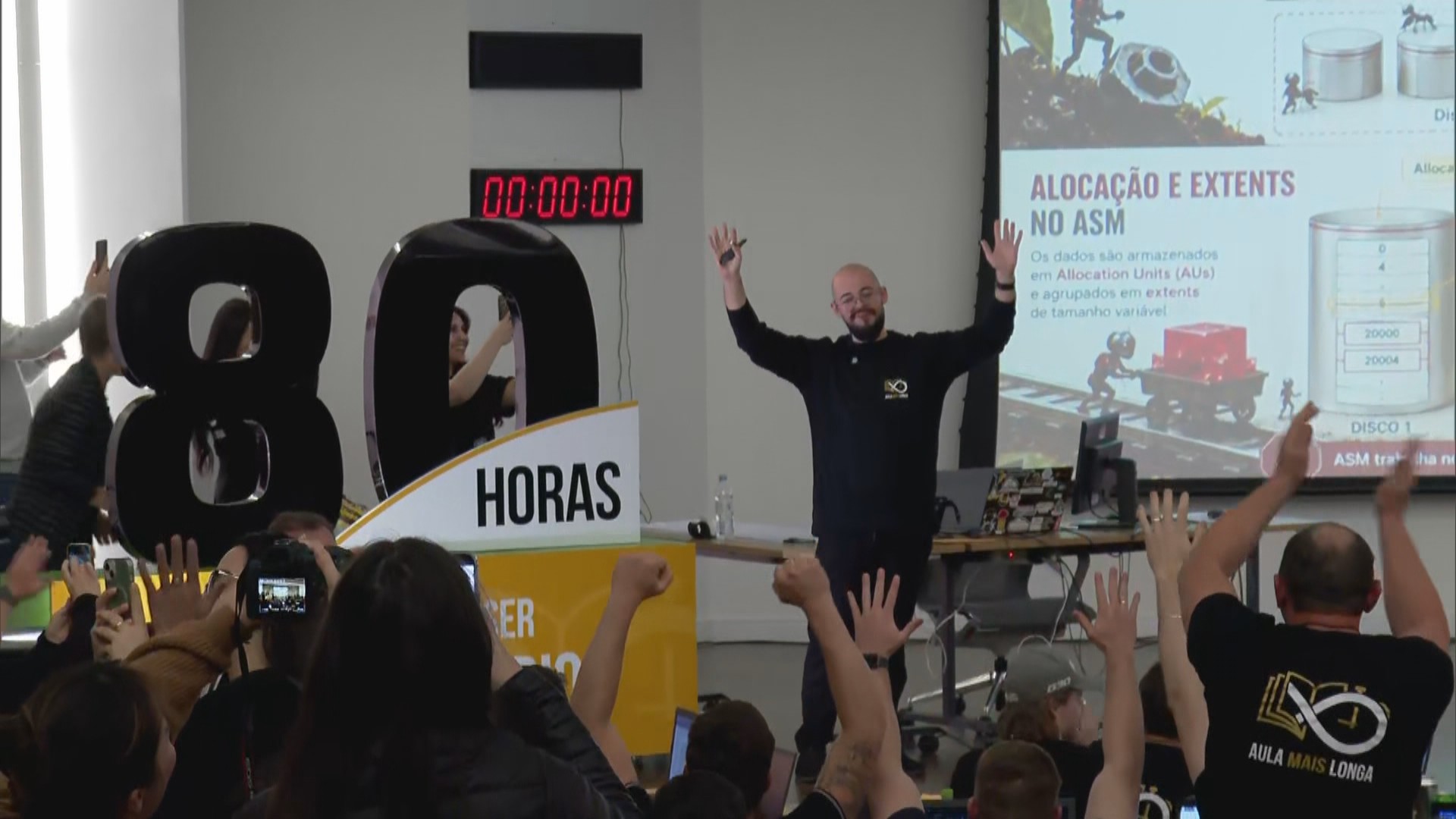 Professor do RS dá aula por 80 horas seguidas e supera recorde mundial da Índia