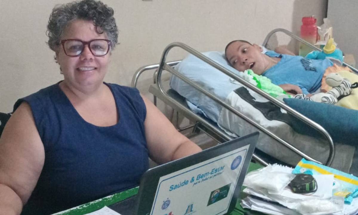 Mãe transforma sofrimento do filho em invenção para proteger jovem e outros pacientes gastrostomizados na Bahia