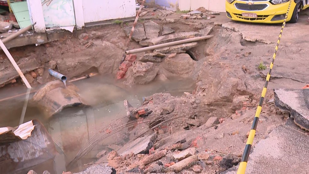 Adutora se rompe em Rocha Miranda, na Zona Norte do Rio. — Foto: Anne Poly/ TV Globo