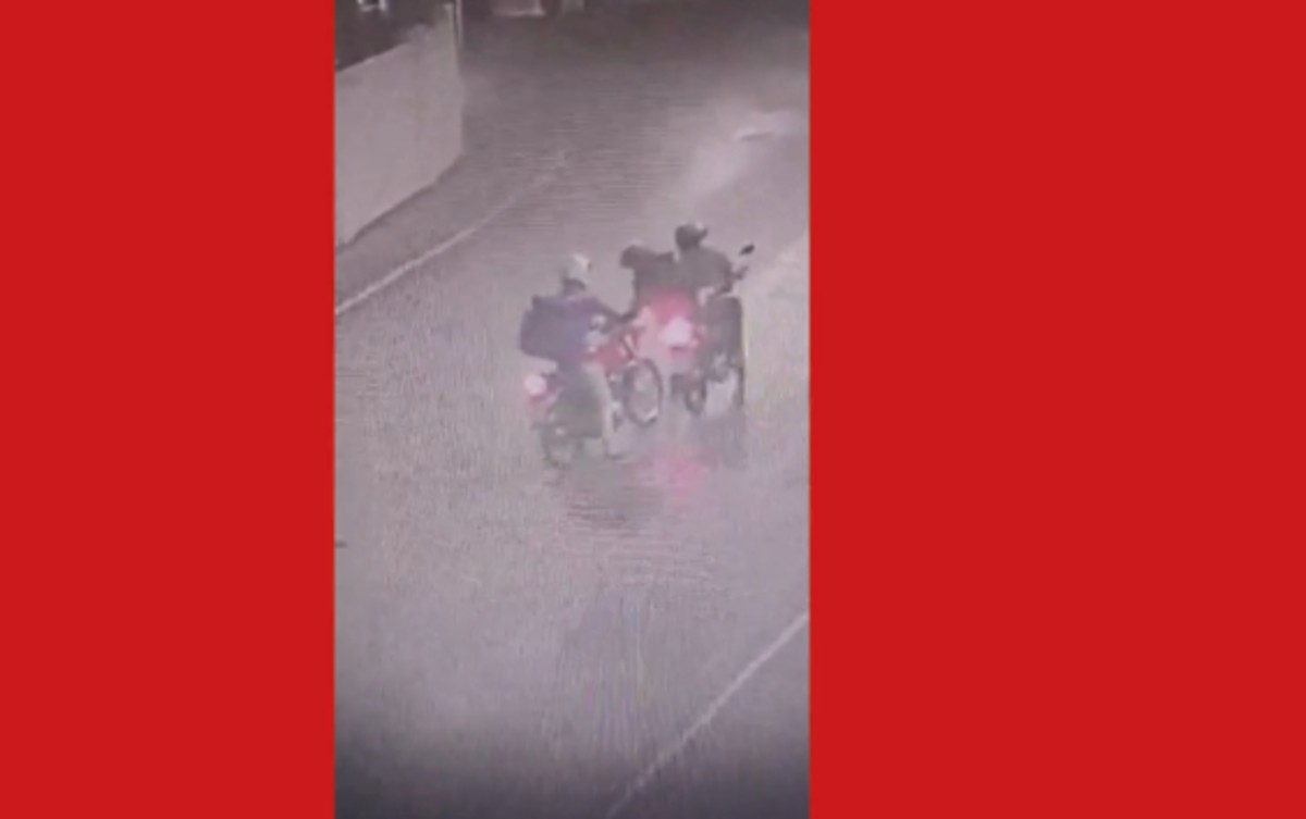 Vídeo mostra momento em que criminosos roubam moto de entregador em Montes Claros