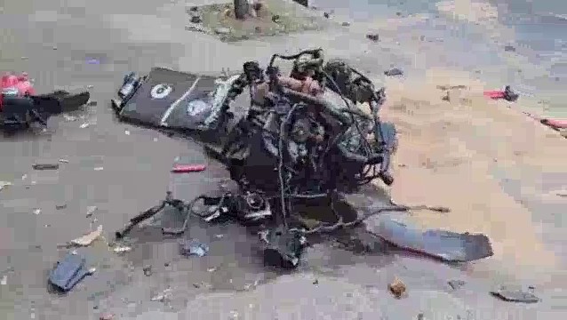 Motorista bate carro em árvore e motor vai parar em calçada de avenida de Belo Horizonte; VÍDEO