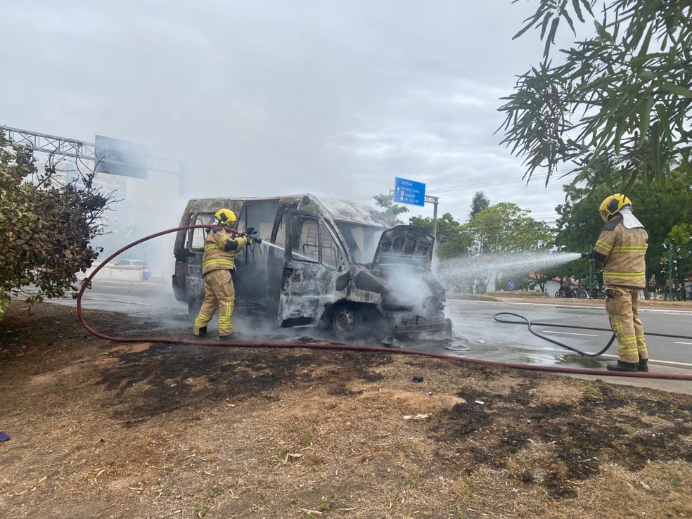 Bombeiros controlam incêndio em van na Av. Tancredo Neves, em Aracaju. — Foto: CBMSE