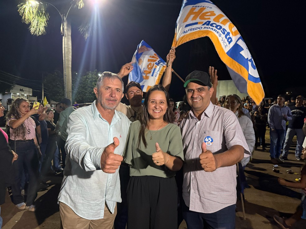 Hélio, a esposa e o vice-prefeito Alfredo durante a comemoração — Foto: TV Morena/Reprodução