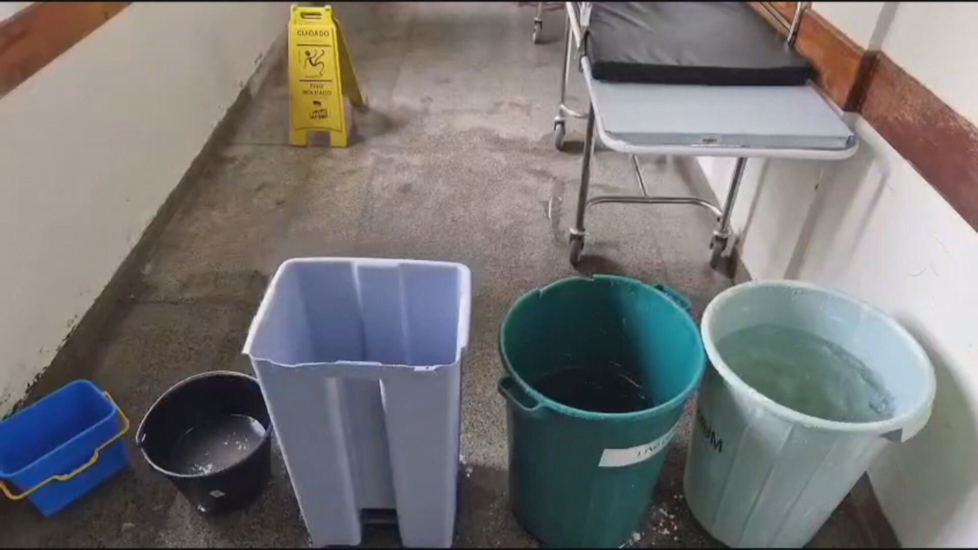 Chuva alaga maternidade do DF e pacientes usam guarda-chuva para andar dentro do hospital; VÍDEO