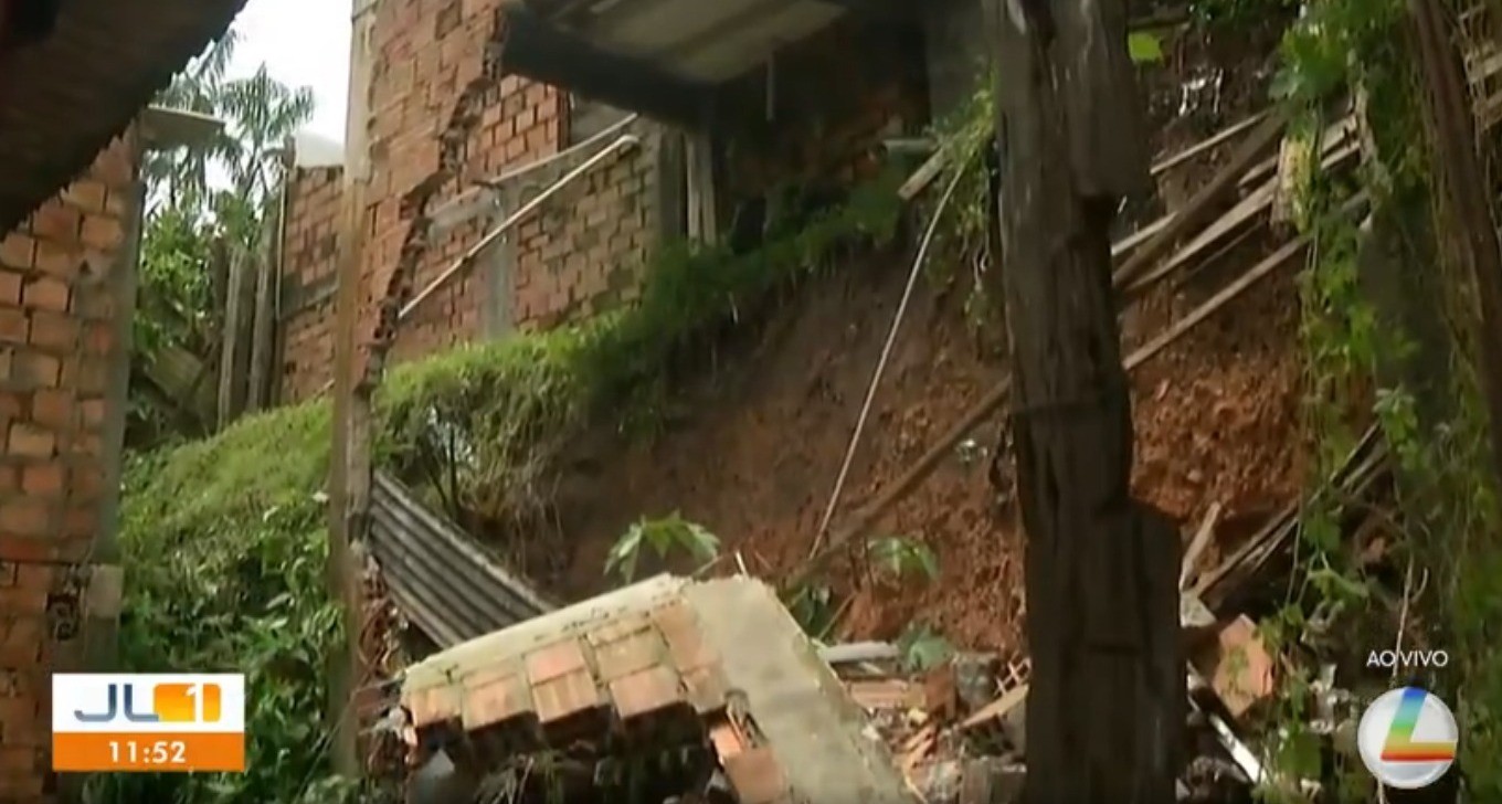 Deslizamento de terra deixa oito casas em risco e 40 famílias afetadas após chuvas intensas em Belém