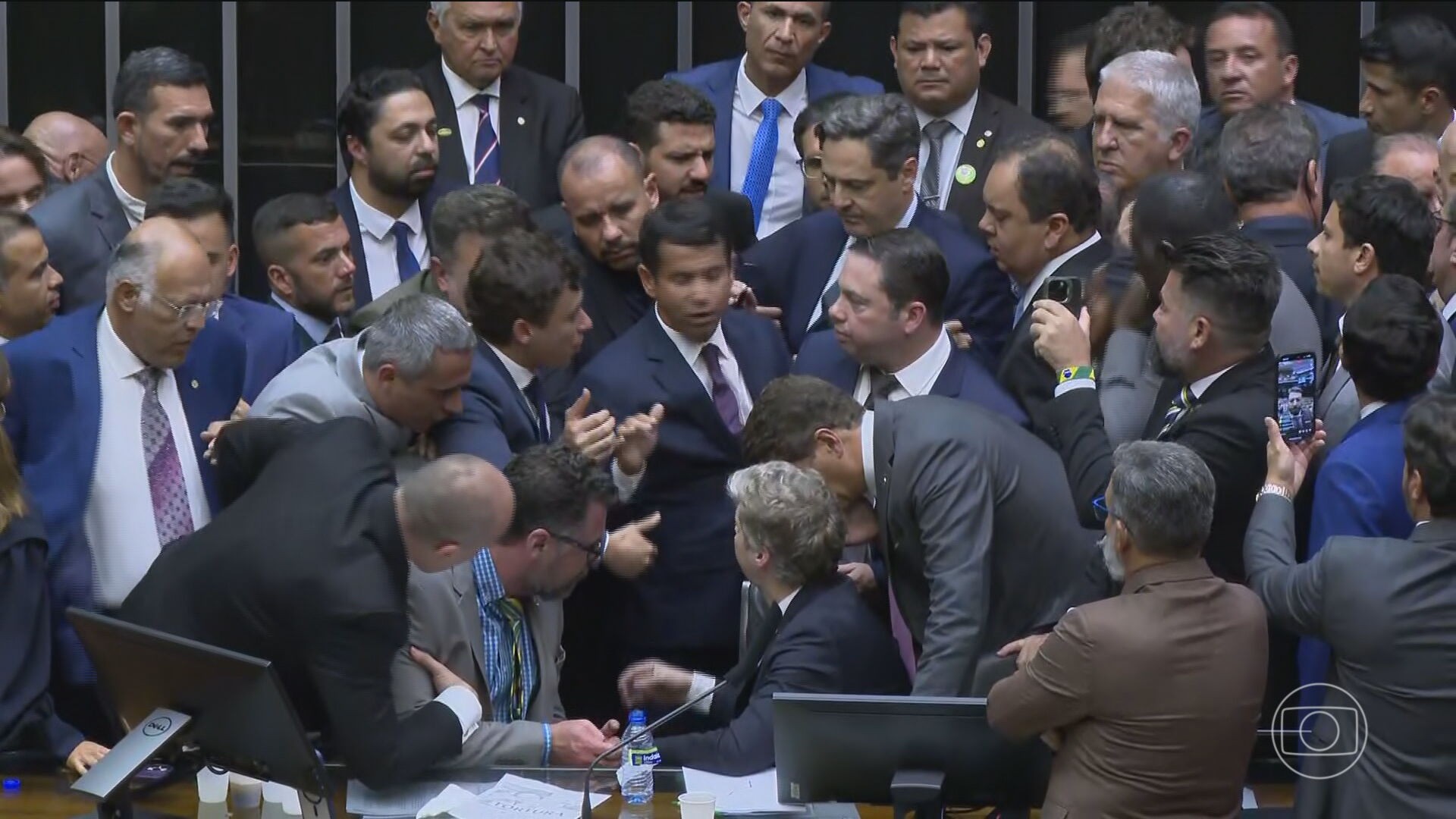 Câmara retoma trabalhos após bolsonaristas bloquearem Mesa Diretora por quase 36 horas; Senado foi ocupado por 47 horas