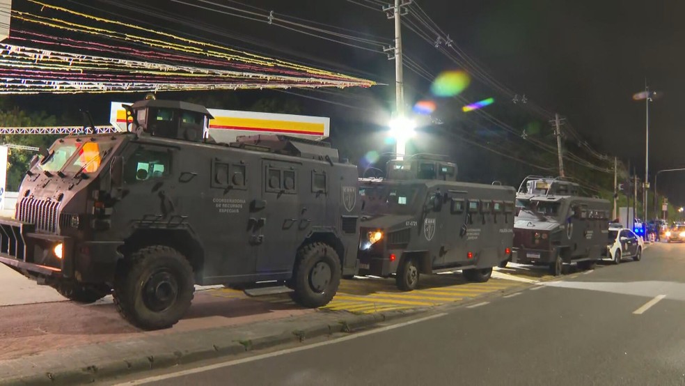 Blindados das Polcias Civil e Militar atuaro nas comunidades — Foto: Reproduo/TV Globo