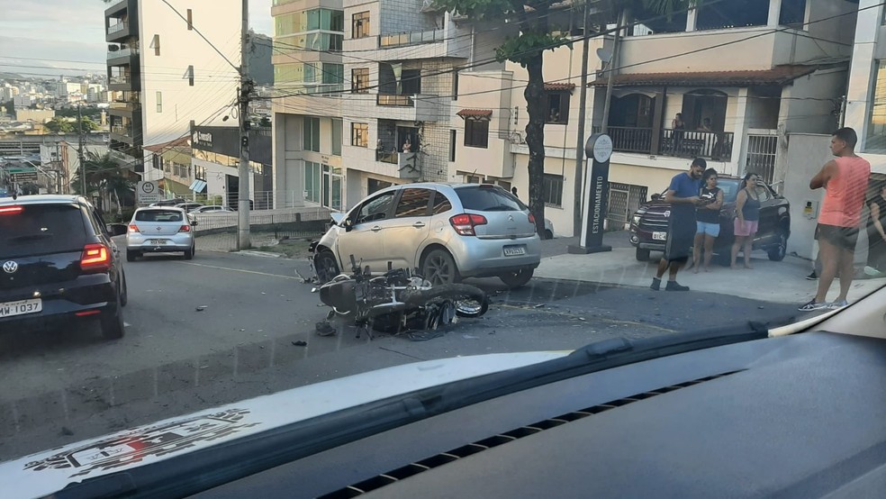 Acidente de trânsito na Garganta Dilermando, em Juiz de Fora — Foto: Prefeitura/Divulgação