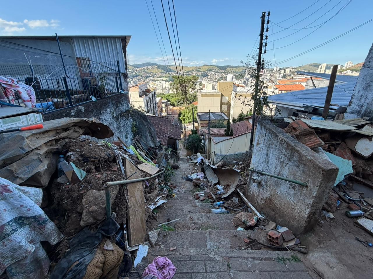 Dois meses após chuva que deixou 66 mortos em Juiz de Fora, moradores de quase 50 ruas seguem fora de casa