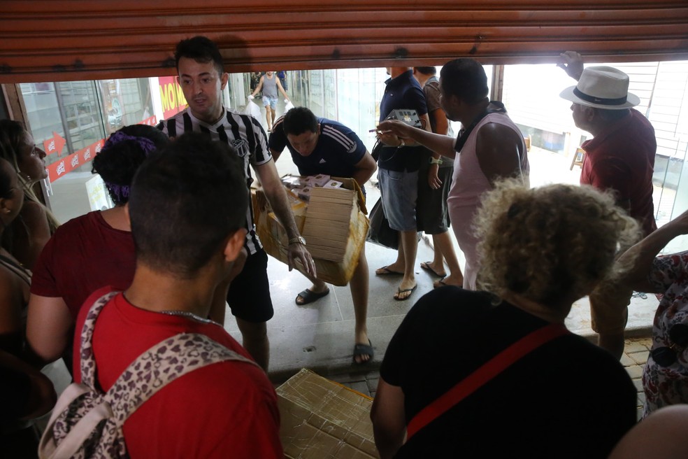 Comerciantes retiram produtos de lojas no Centro de Fortaleza. — Foto: Kid Junior/ Sistema Verdes Mares (SVM)
