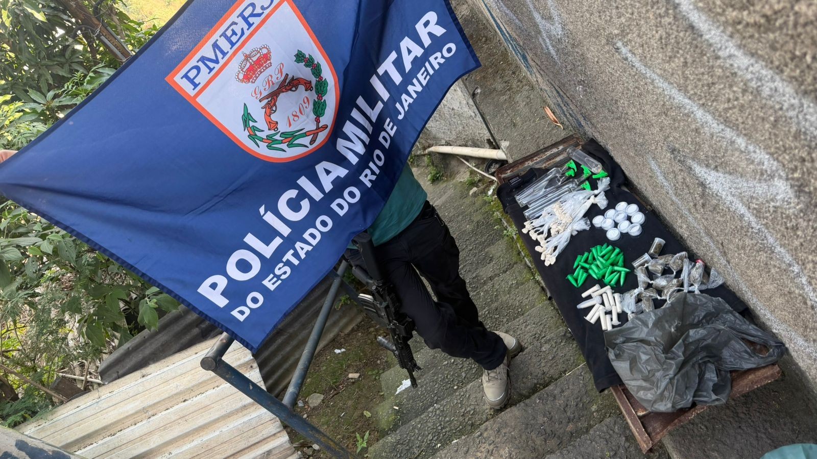 Dupla é detida e adolescentes apreendidos com drogas em Volta Redonda 