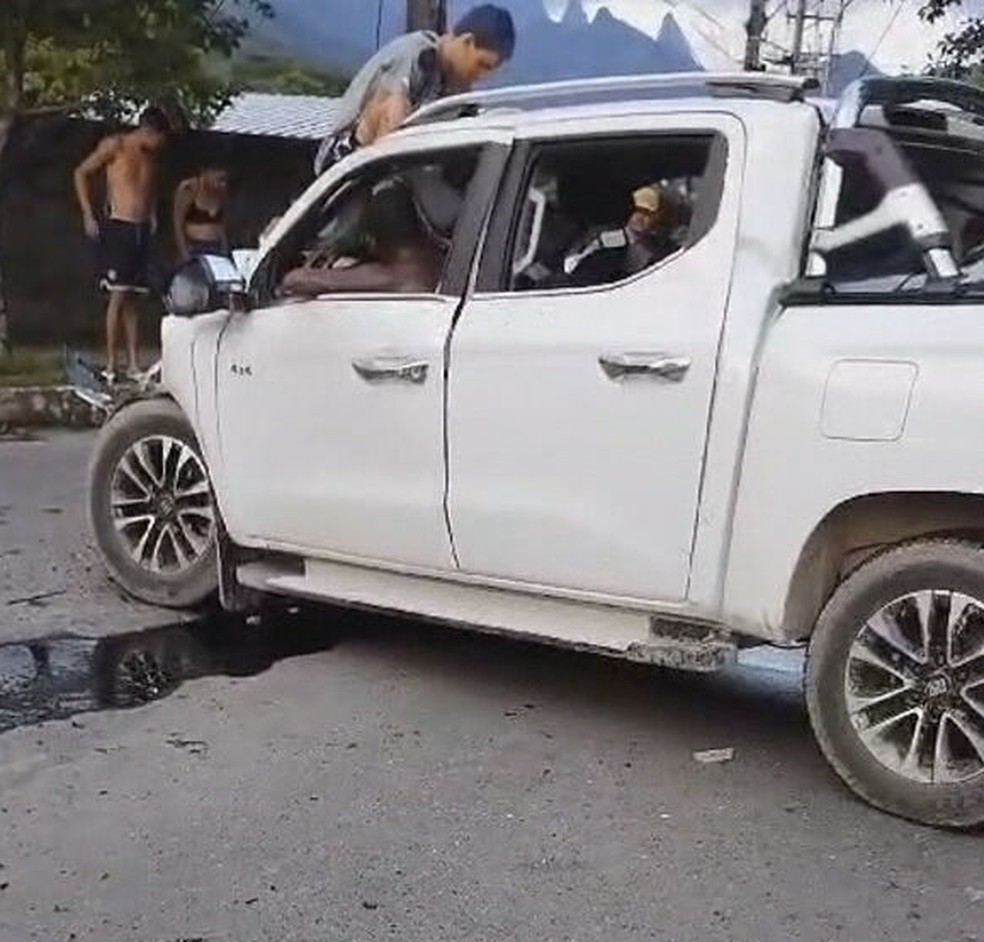 Carro e ônibus bateram em Magé, e mulher morreu — Foto: Reprodução