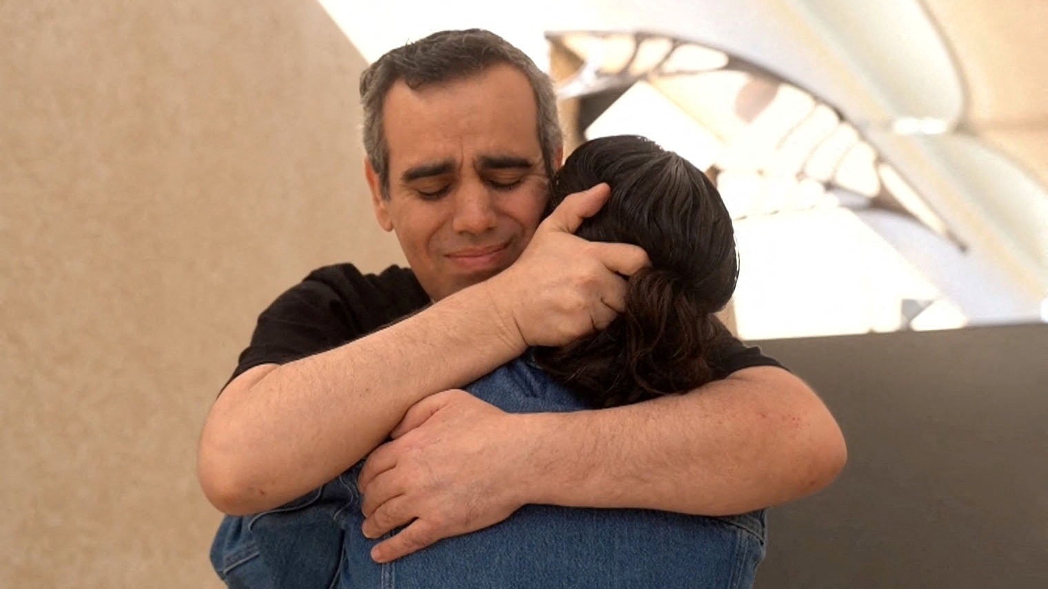 VÍDEO mostra família reagindo e reencontrando refém israelense libertado pelo Hamas