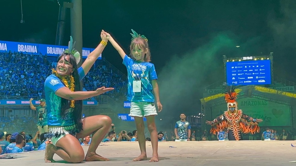 Mãe e filha indígenas durante homenagem aos povos originários em ensaio técnico do Boi Caprichoso. — Foto: Patrick Marques/g1 AM