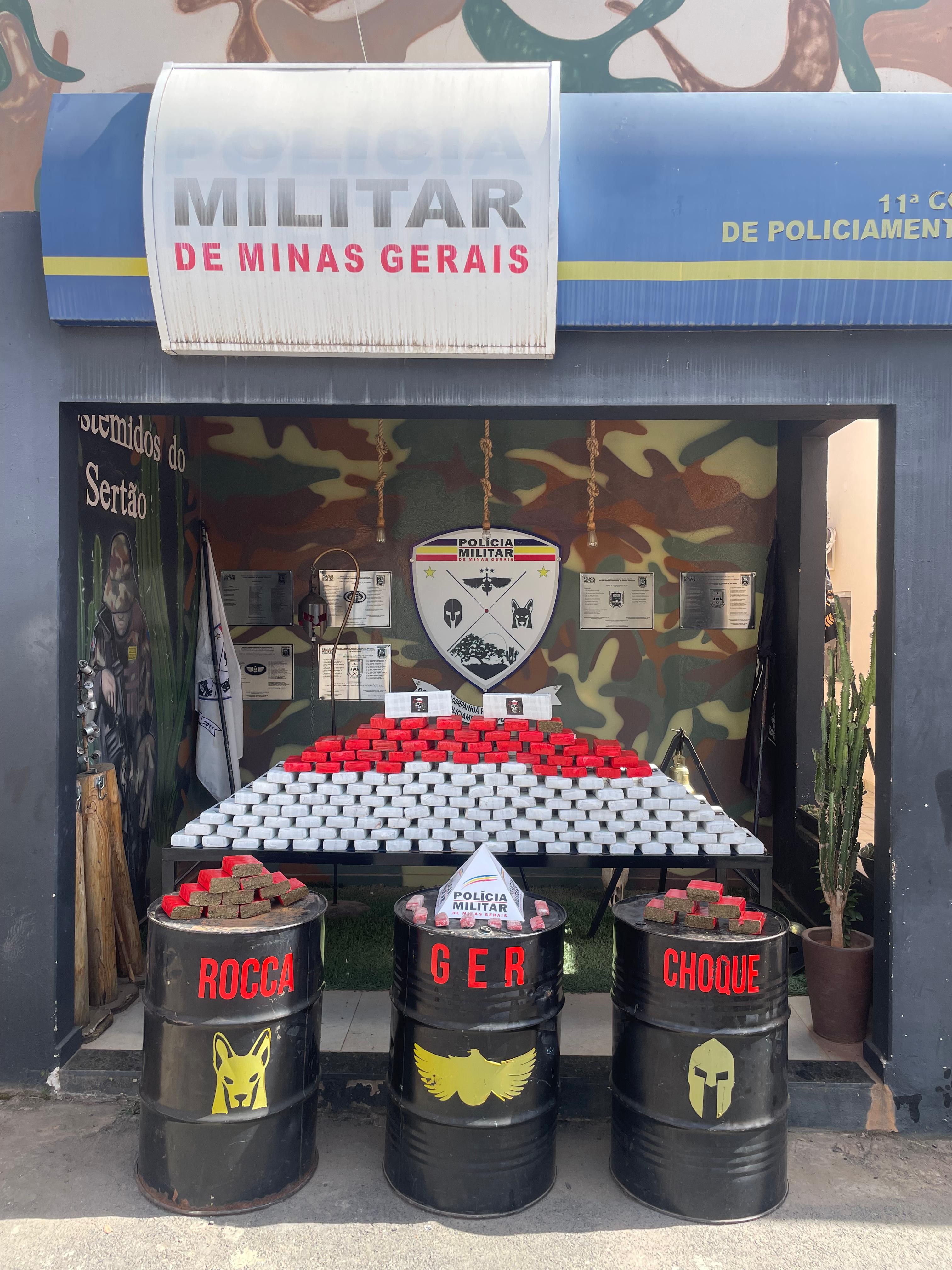 Polícia apreende mais de 170 barras de maconha escondidas em rolos de tapete em Montes Claros