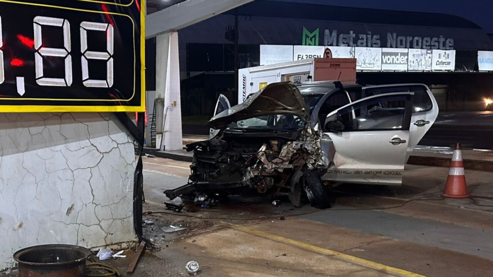 VÍDEO: Carro invade posto de combustíveis e bate contra parede; mulher morre e outras quatro pessoas ficam feridas