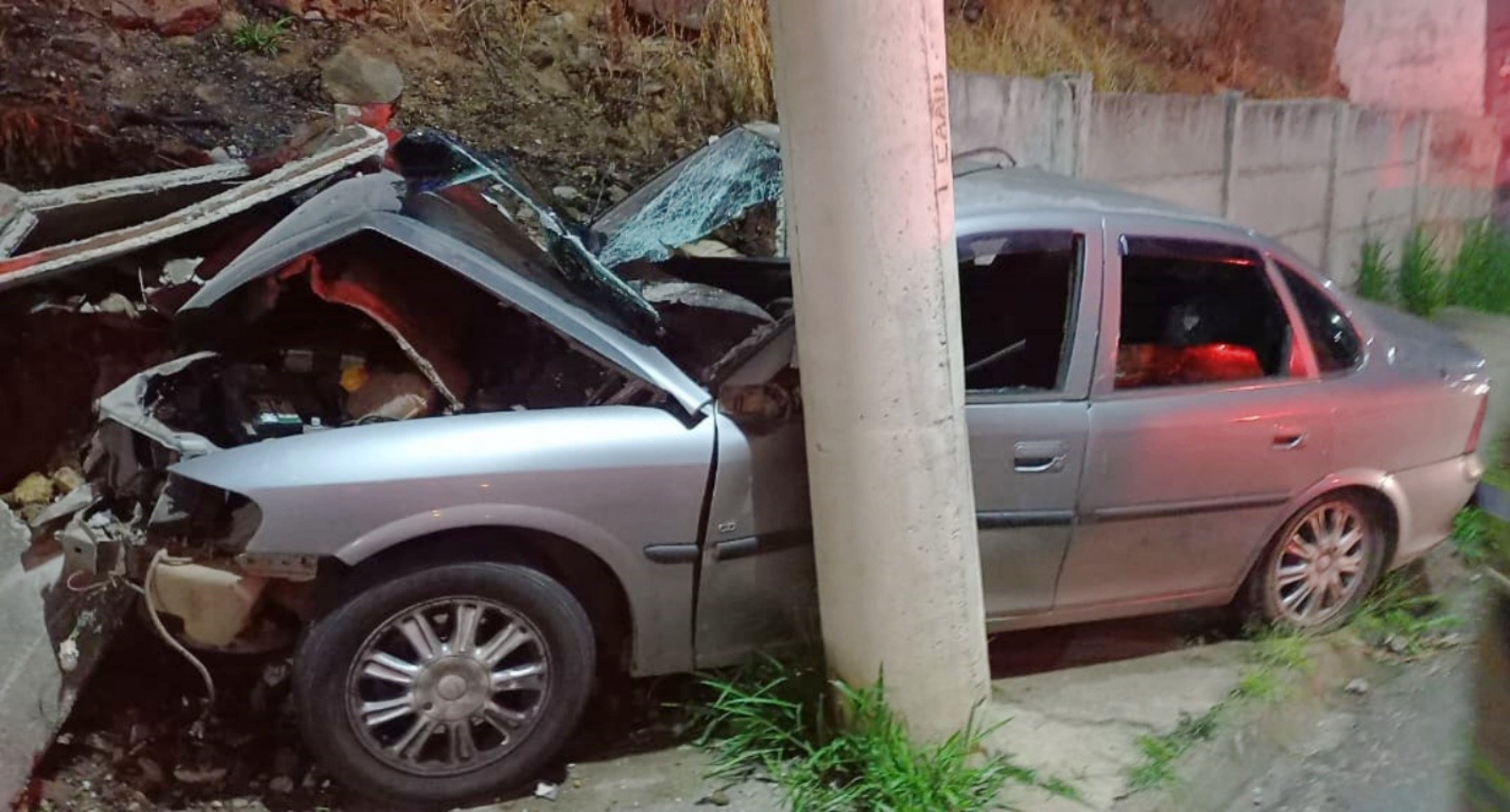 Quatro ficam feridos após carro atingir muro e poste de iluminação em Poços de Caldas, MG