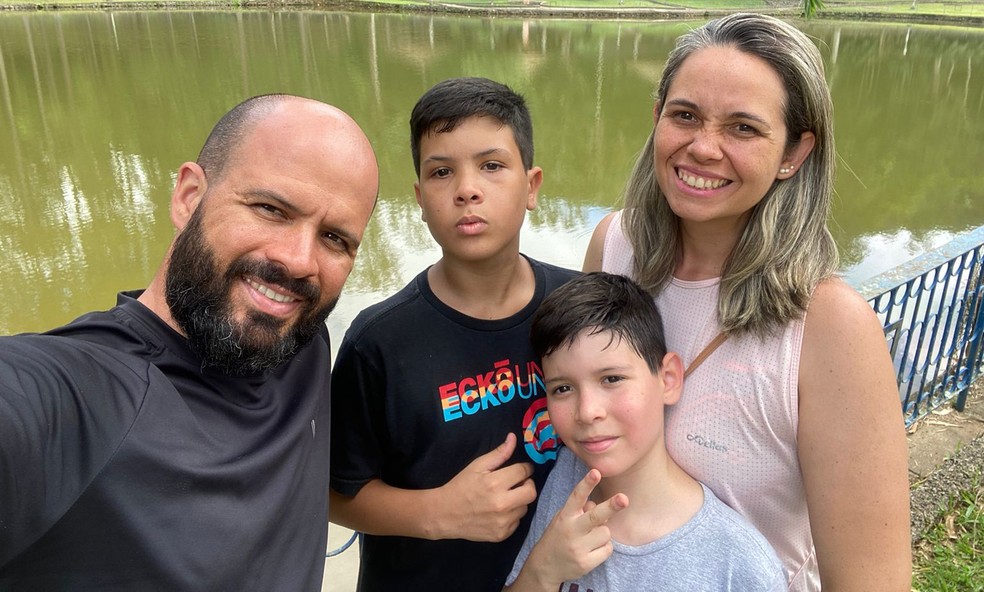 Emanuel com o pai, mãe e irmão mais novo — Foto: Arquivo Pessoal