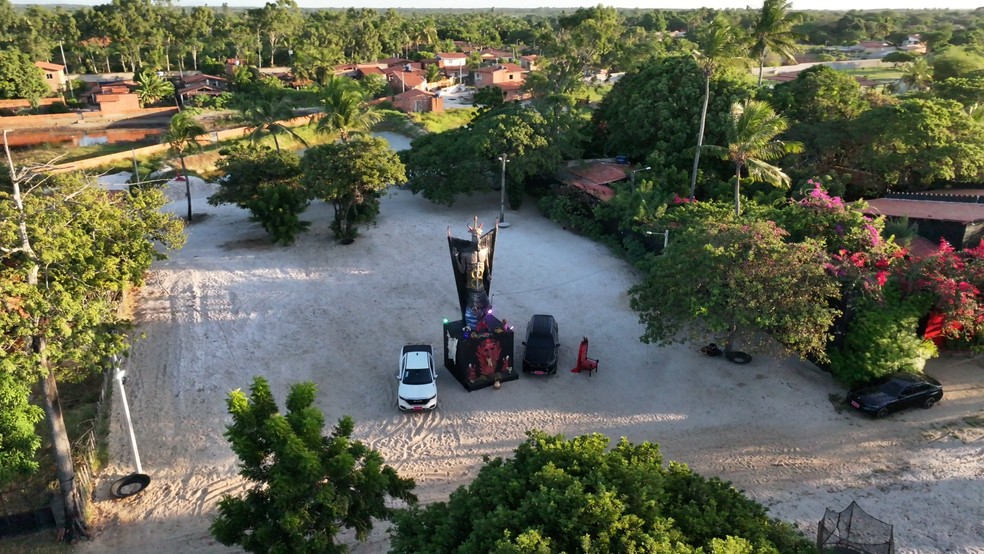 O monumento foi erguido em uma propriedade privada da feiticeira Mãe Rainha das Trevas. — Foto: Carlos Marlon/TVM