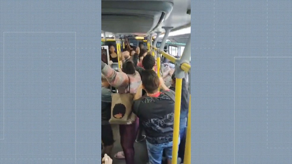 Passageiros agrediram passageiro apontado como responsável por assédio contra passageira — Foto: Reprodução/ TV Globo