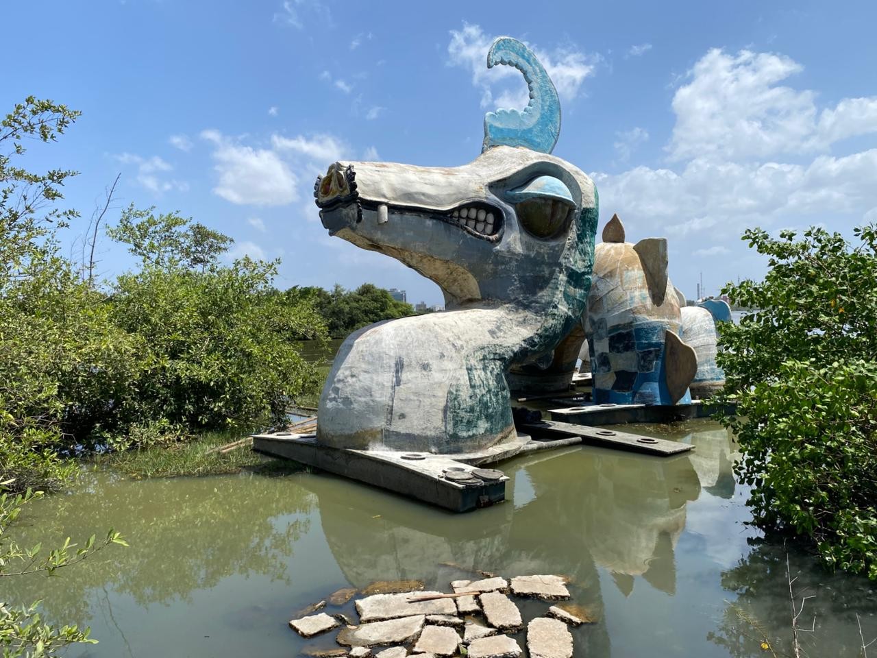 Escultura da Serpente 'Lulu' é retirada da Lagoa da Jansen para reforma, após apresentar problemas na estrutura