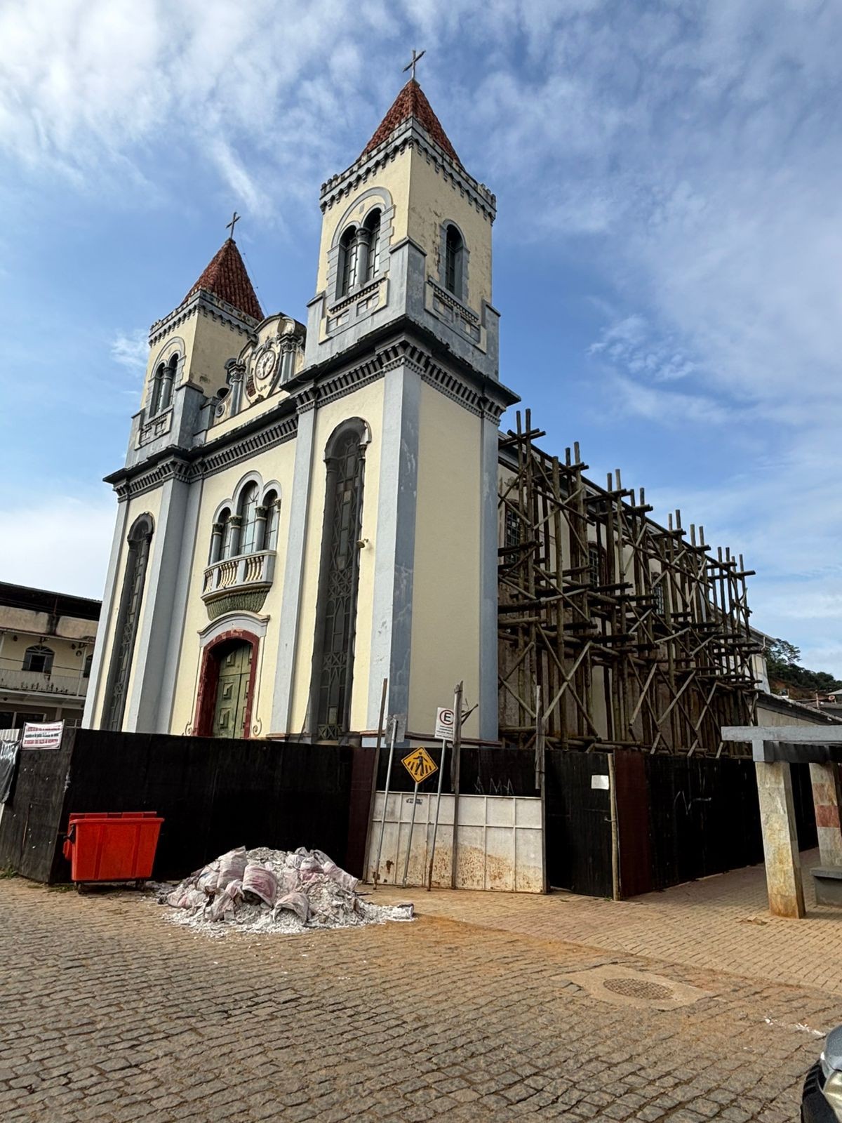 Igreja tombada segue fechada há 8 anos devido a estrutura abalada por operações da Samarco após barragem romper em Mariana
