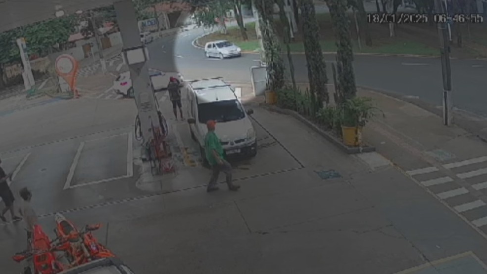 Motorista fugiu após atingir o ciclista — Foto: Reprodução