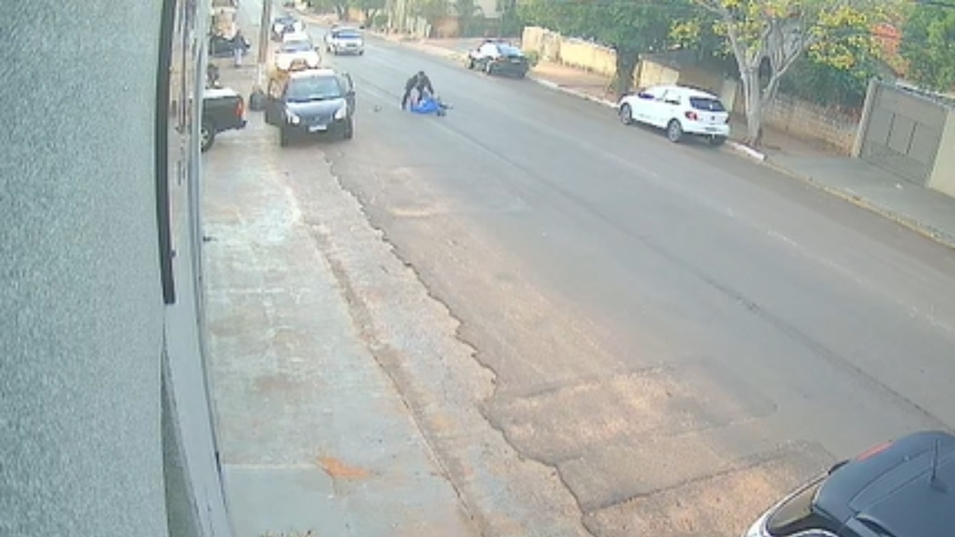 VÍDEO: mulher fica ferida ao ser atropelada por moto em avenida de Auriflama 