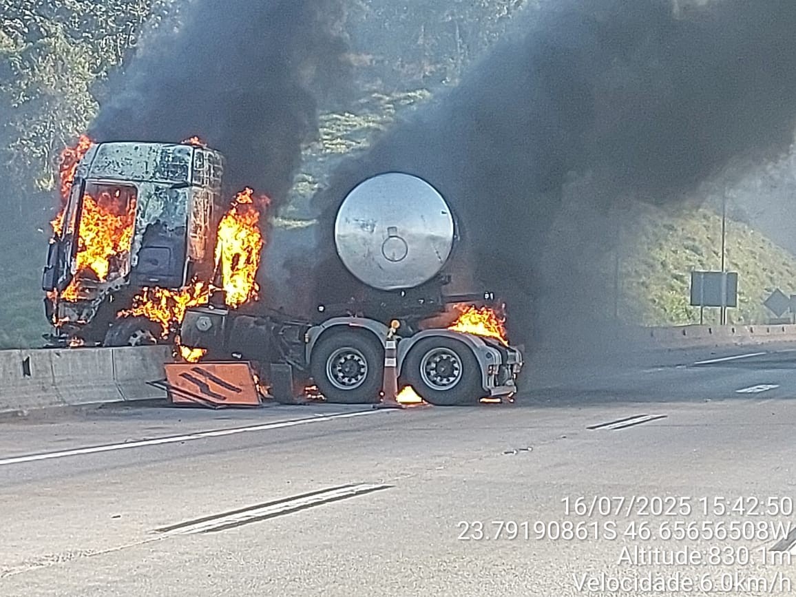 Caminhão pega fogo no Rodoanel e provoca interdição de pista na região de Parelheiros, na Zona Sul 