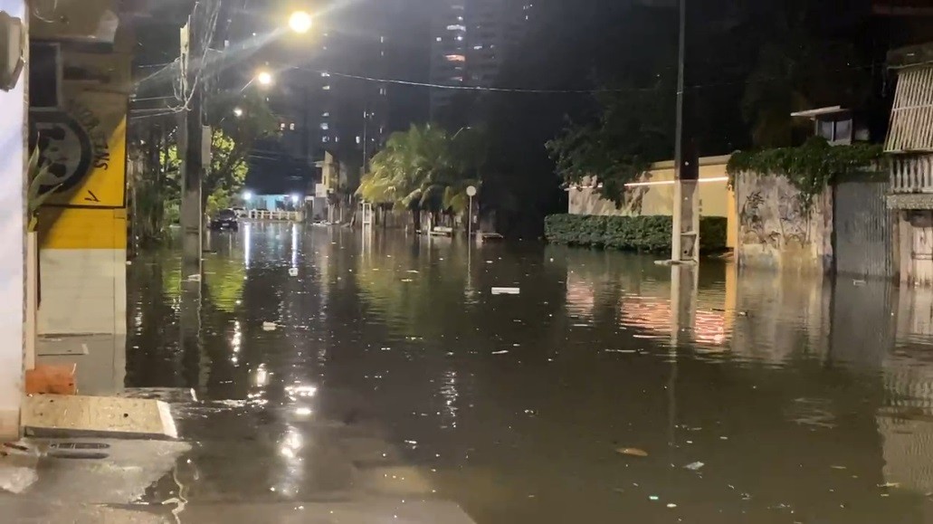 Temporal provoca alagamentos e transtornos em vários pontos de Belém