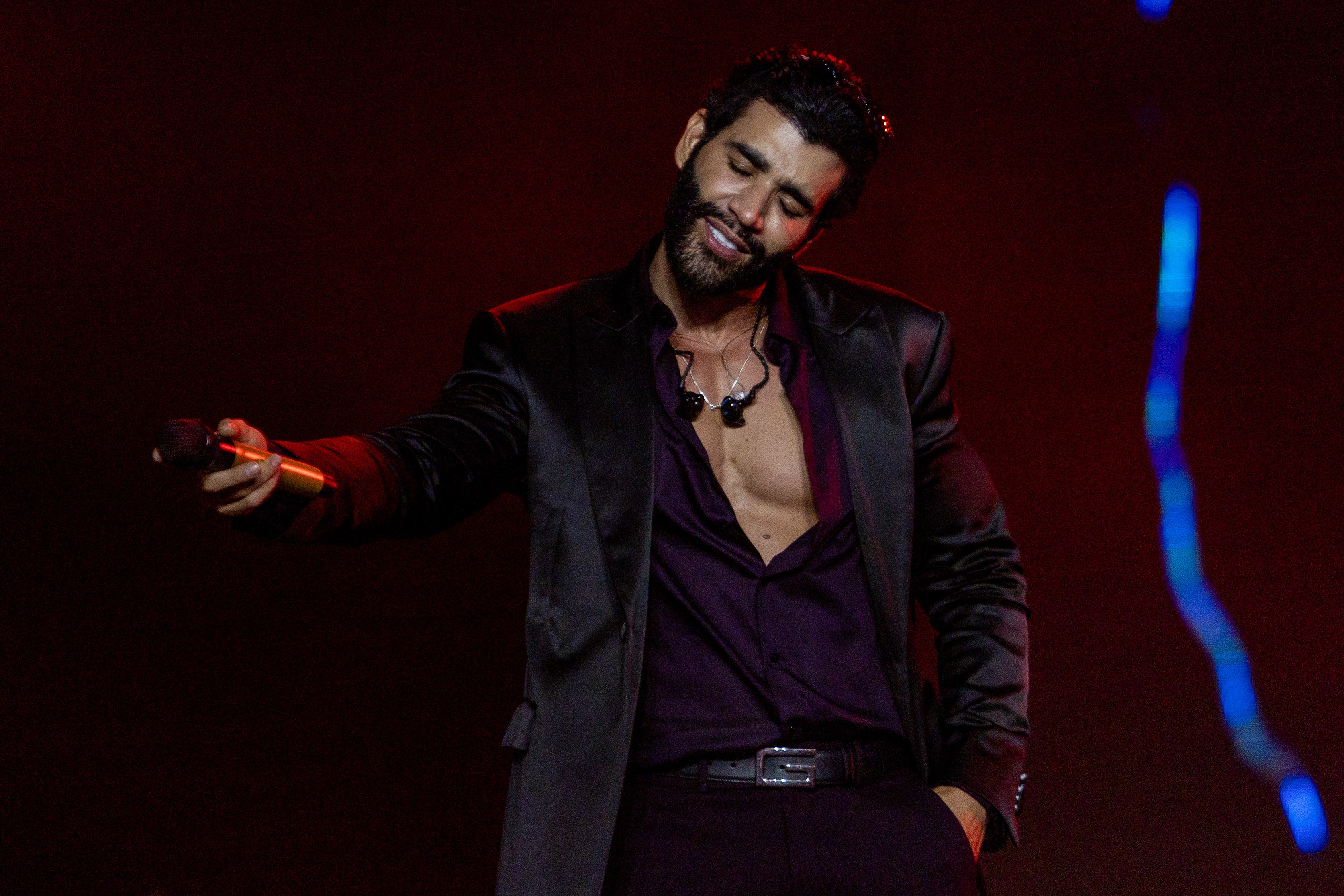 Gusttavo Lima 'voa' sobre o público e grava duas músicas novas em show em Americana