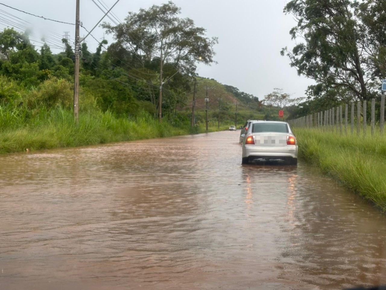 Chuva volta a cair e alaga ruas de Juiz de Fora; Inmet alerta para temporais até segunda-feira