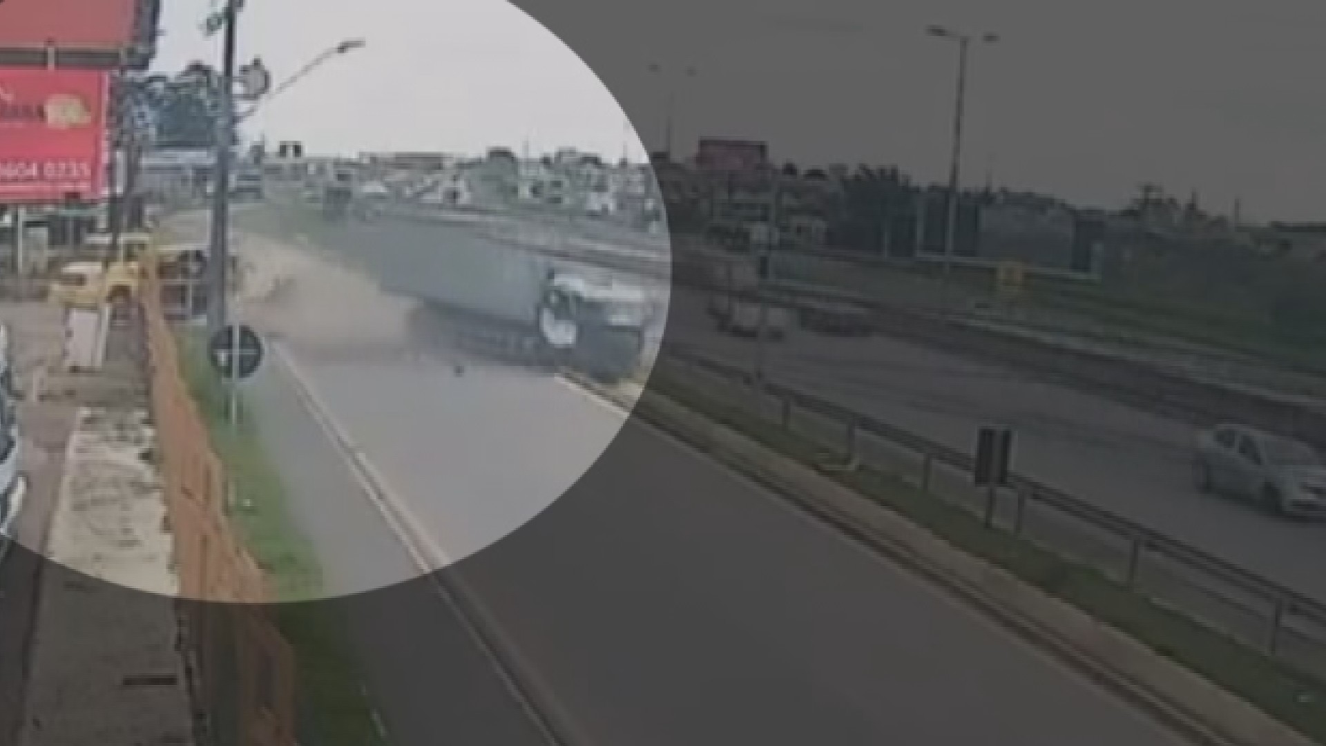 VÍDEO: Caminhão invade BR-116 após colidir com outro veículo em Fazenda Rio Grande