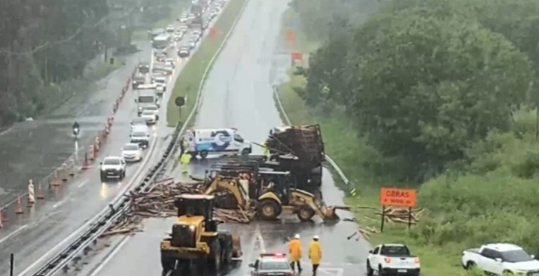 Carreta com madeira tomba na Rodovia Luiz de Queiroz após acidente com carro e complica trânsito em Piracicaba