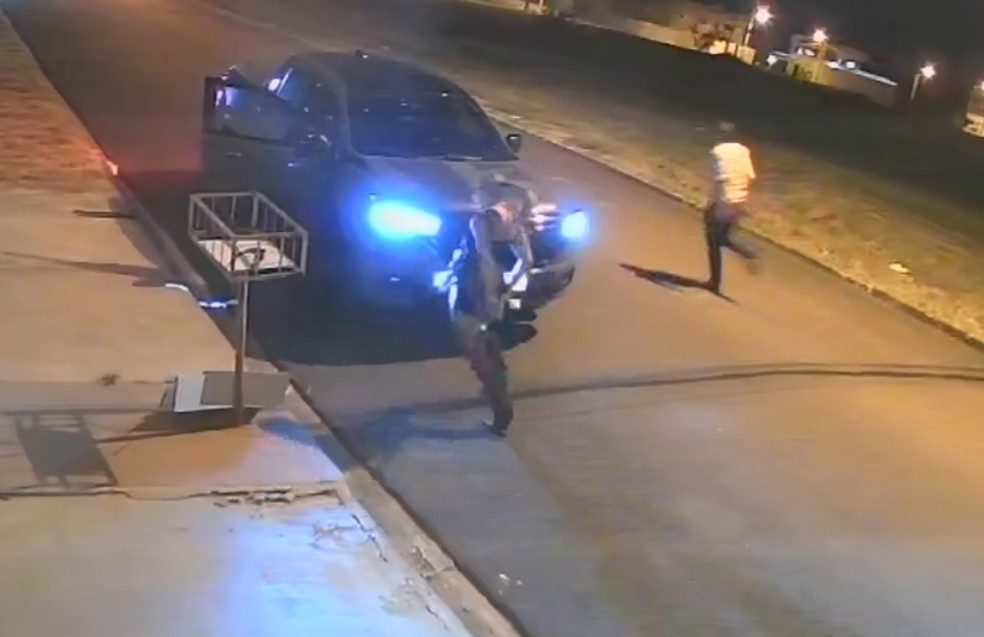 A empresária Giovanna Adriana Abdala é baleada na nádega enquanto o marido Marcelo Silva Rossato corre pela rua em Franca, SP — Foto: Reprodução/Câmeras de segurança