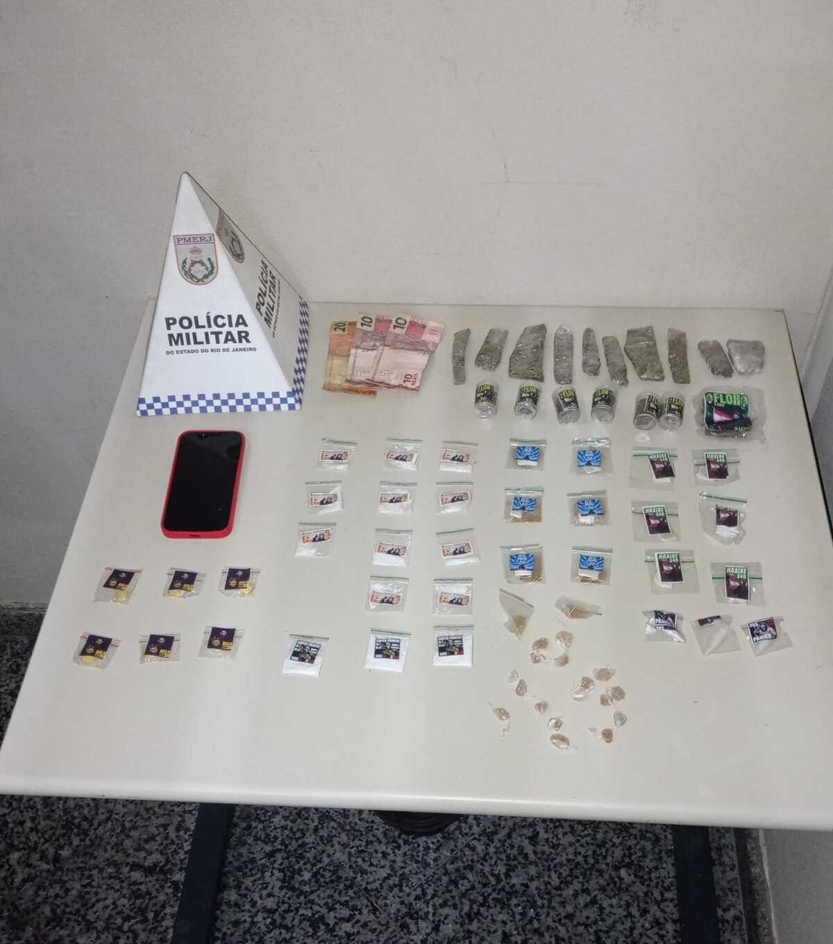 Jovem é preso e adolescente é apreendido por suspeita de tráfico de drogas em Paraty