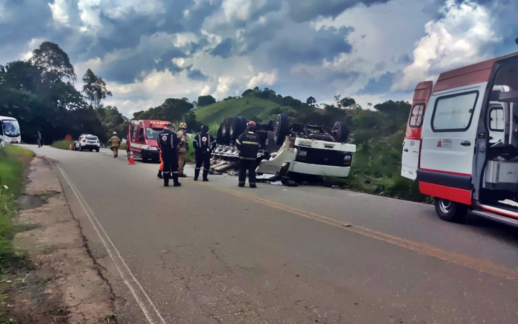 Caminhoneiro de 48 anos morre após carreta carregada com cimento capotar no trevo de Silvianópolis, MG