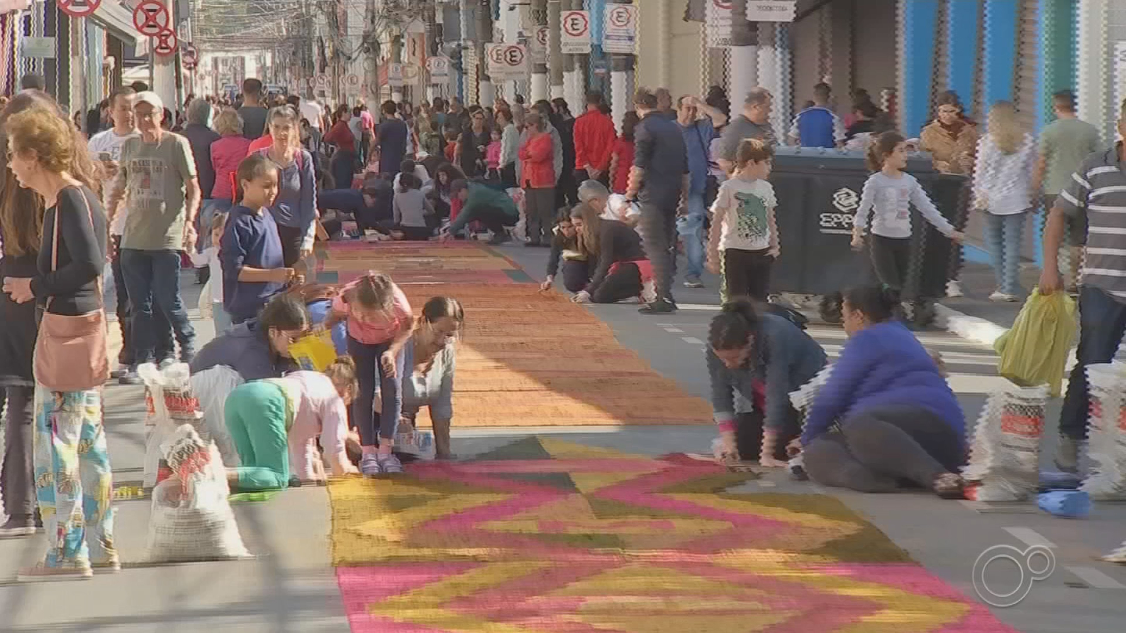 Dois quilômetros de tapetes colorem as ruas do centro histórico de Itu no feriado de Corpus Christi
