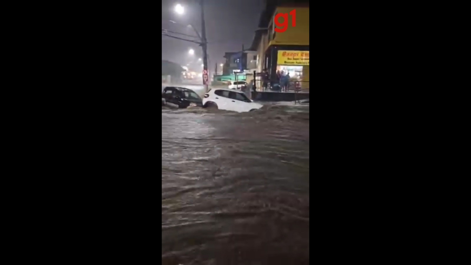 VÍDEO: Forte correnteza arrasta carros por ruas alagadas em Ilhabela, SP