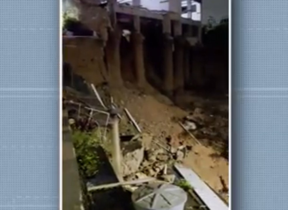 Registro da estrutura do prédio após deslizamento — Foto: Reprodução/TV Bahia